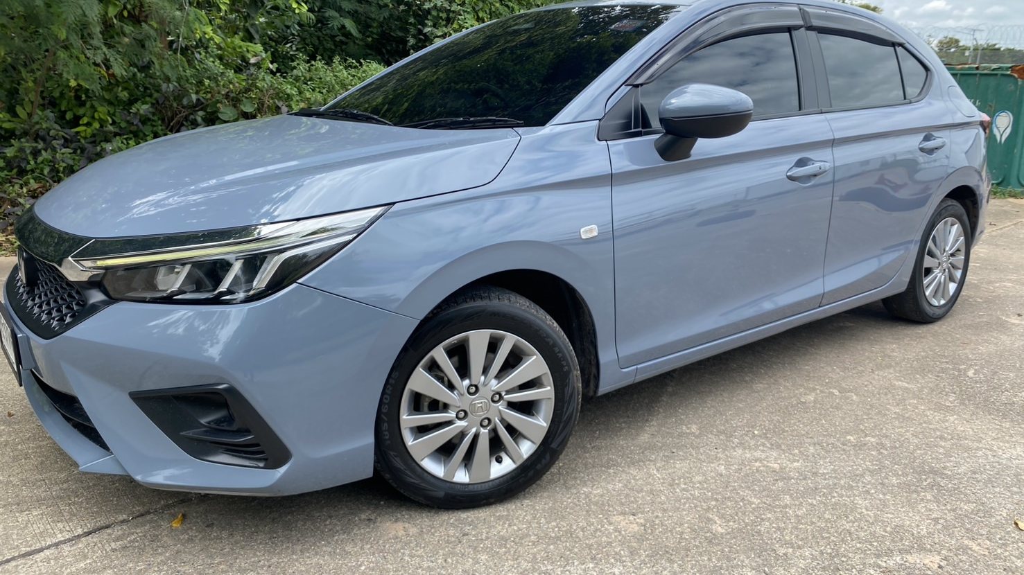 รถเช่า Honda City Hatchback สีเทาฟ้า คันจริงของร้าน พร้อมส่งที่สนามบิน